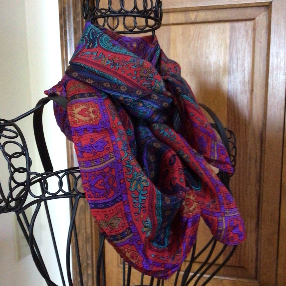 The specialty house Silk Scarf, pristine condition 30”x30”
